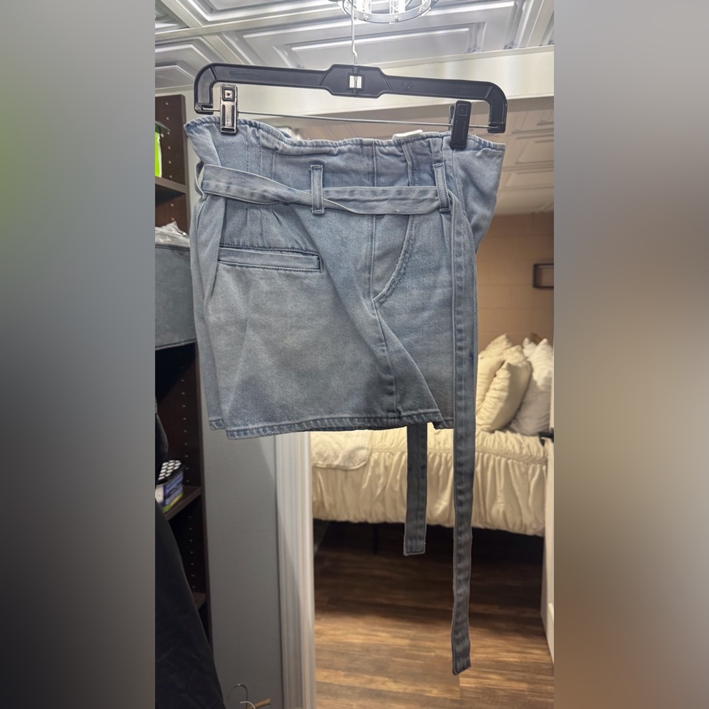 AEO Paper Bag Mom Denim Jean  Shorts in Light Wash Size 6